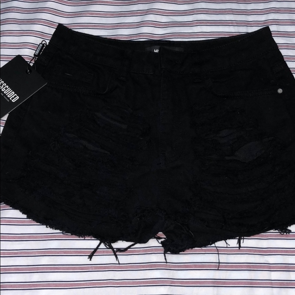 MISSGUIDED BLACK RIPPED SHORTS